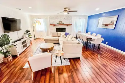 Family & Pet Friendly Home with Fenced Yard, between Downtown & Tybee!