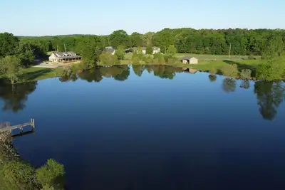 Image de Peaceful Home Retreat, East of Charlotte, littleLake Retreat. Private Lake.