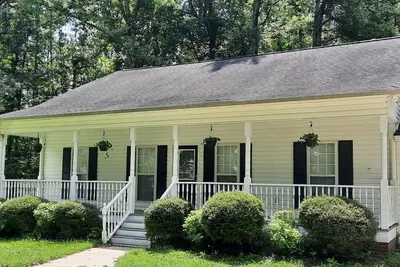 Image de Quaint, quiet cottage w/ king bed +1200 sq ft
