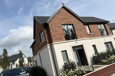 Image de Brand New Luxurious and Modern Family House
