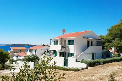 Image de Appartement de deux chambres avec la terrasse et la vue sur le mer Milna, Vis (A-21184-d)