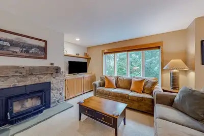 Image de Ski-in/ski-out condo in Warren with seasonal pool, mountain views, & W/D