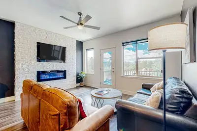 Image de 3-story townhouse with mountain views, balcony, & washer\/dryer - near skiing