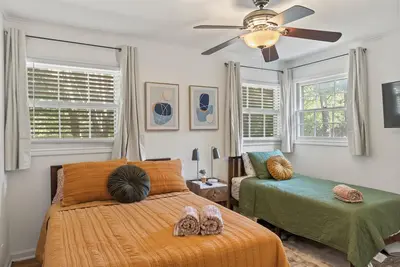 Image de Mid century 3 bedroom house-monthly