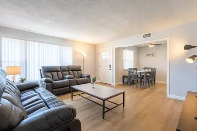 Image de 3bdrm, 1. 5 b, Garage, Back Yard.