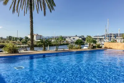 Image de Appartement de vacances \"Roses\" avec vue sur la mer, piscine partagée et terrasse privée.