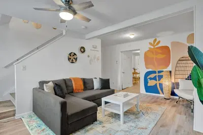 Image de Chic Urban Oasis: Meets Comfort