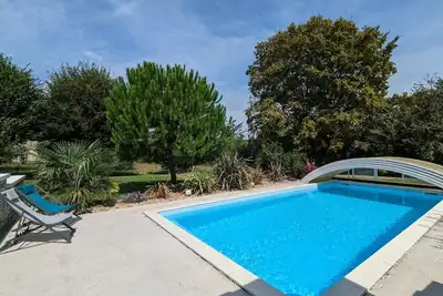 Image de Maison avec Piscine Privative, Jardin, Billard et Proche des Plus Beaux Villages de France