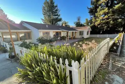 Image de Entire home/Patio w/Mountain & Bay View/Pond