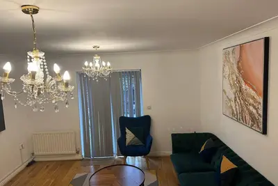 Image de 39 minutes to Central Park! Cozy urban retreat 2-beb home