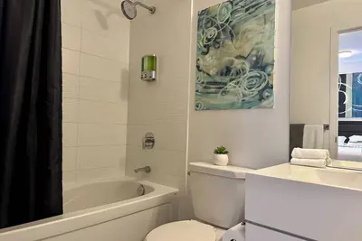 Image de Spacious 1 bedroom + den w/parking