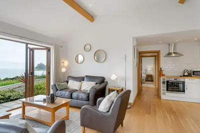 Image de Rosemerryn - A spacious ground floor annexe in Marazion with unbelievable sea views, just 150 metr