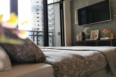 Image de Studio with kitchen, 200mbs internet, Netflix & 43'\" Tv in the heart of Makati