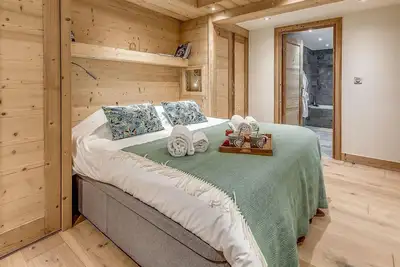 Image de Chalet, 200m des commerces, sauna, terrasse, balcon, télévision, casier à ski, 250m², Tignes