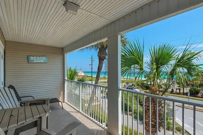 Image de Located in Crystal Beach, Close to Beach!
