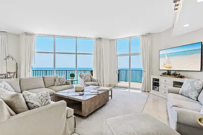 Image de Spectacular Beachfront Penthouse at Jade East Towers