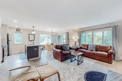 Image de Mountainside condo in Warren with seasonal pool, amazing views, & balcony