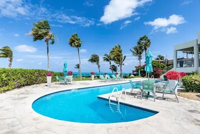 Image de #4101 Fantastic oceanfront 2-bed condo - Coral Gardens Resort -Grace Bay Beach! !