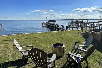 Image de Life is better at the Lake \nLakefront home that sleeps 13!