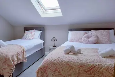 Image de Less Than 2 Miles Away From City Center and Tourist Attractions in Belfast