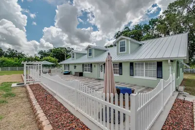 Image de Green Acres House sleeps 6.