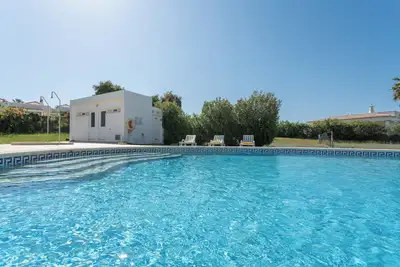 Image de BnB Homes Luxurious Apartment with 2 bedrooms, swimming pool & patio