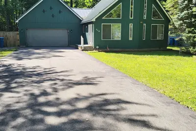 Cozy cabin a mile from Higgins Lake