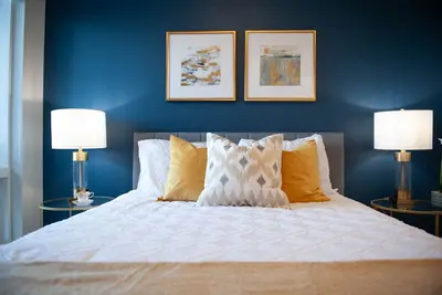 Image de LuxurySuite|Hot Tub&Pool| Gym|Roger's Place & Dt