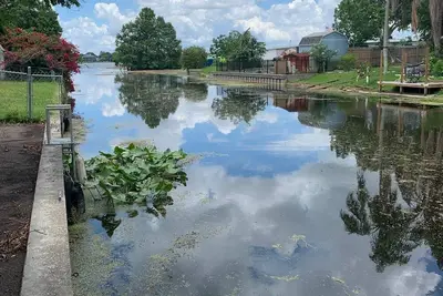 Image de Cozy Canal Cottage waterfront, nature experience. 15 minutes to the beaches.