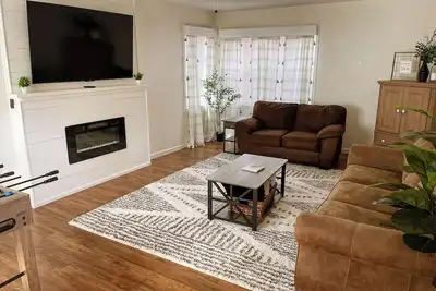 Image de Farmhouse Retreat with deck and fire pit, very family friendly & great location