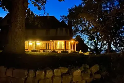 Image de A spacious finely-appointed luxury hideaway, nestled in the Ozark Mountains.