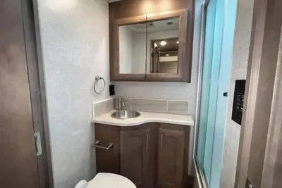 Image de Luxury on wheels for all! Welcome to the ultimate 5-star Rv experience. \n