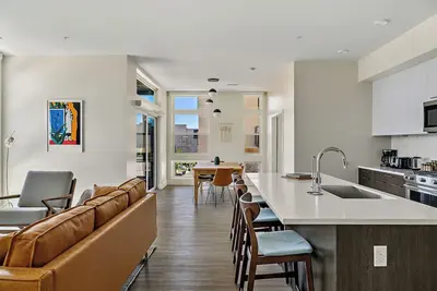 Image de Lofted Living w/ Garage Spot