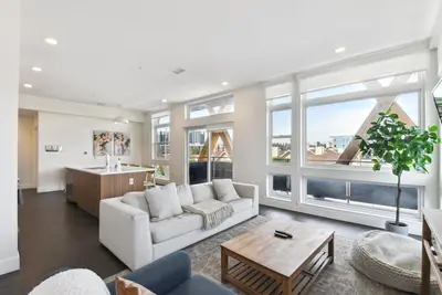 Image de Rosé All Day w/ Garage Spot