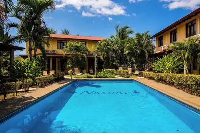 Image de 4 blocks from the beach! Two-story condo with pool access and tons of amenities.