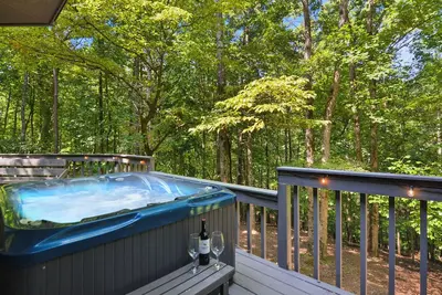 Image de Large Octagon Cabin on Double Lot! Hot Tub, Fire place, Game room, Fire pit!