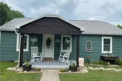 Image de Harvest House - Vineyard Charm w/ New Hot Tub in Saint Jo