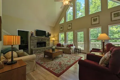 Image de Perfect for extended families! Walk to golf, pickleball, ski slopes & amenities