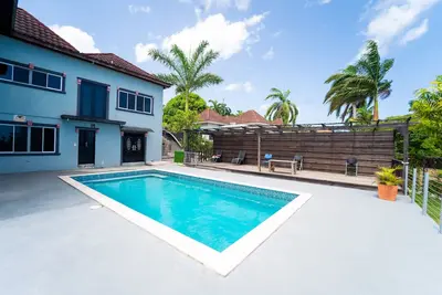 10mins from the airport! Secure, Family friendly House.