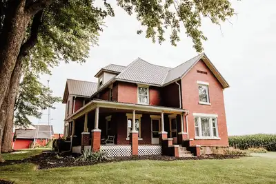 Image de Completely renovated early 1900s farmhouse, country setting, and farm animals.