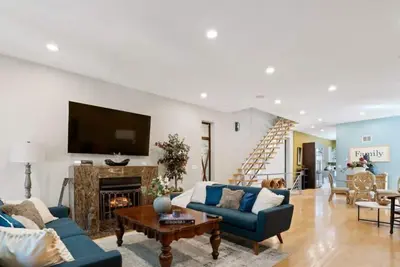 Image de Zen Oasis of Elegance: Expansive Executive Home