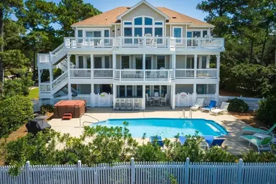 Image de Corolla Light Soundfront with Pool, Hot tub & more!