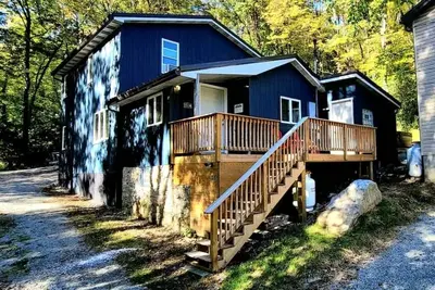 Image de Outdoor hot tub & indoor soaking tub, bonfire pit, picnic area, foosball & more