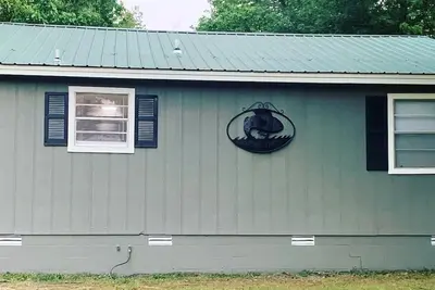 Image de Cozy riverfront cabin with great outdoor space including a hot tub!