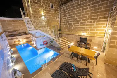 Image de 5-bedroom farmhouse with outdoor pool and indoor jacuzzi
