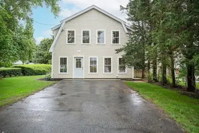 2 minutes to the beach! Newly renovated family-sized beach home