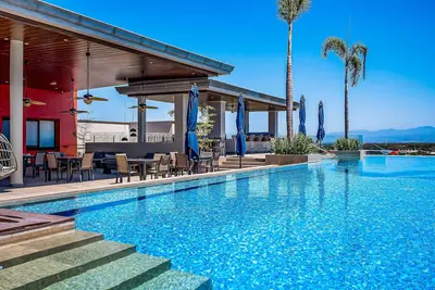 Image de Mountain-view apartment near beach with balcony, rooftop pool, gym, & Ping-Pong