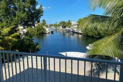Image de Updated Canal Front Home in Indian Waterways