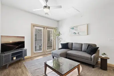 Image de Luxe 3b Getaway | Sleeps 8 | Pool, Gym, Garage