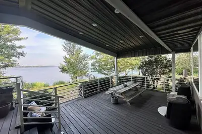 Image de Secluded getaway with lakefront views. Spacious covered deck and dock access.